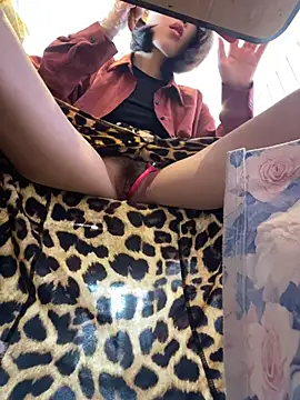 Littleqiu - 户外餐厅偷偷搞刺激，达到目标现场脱内衣漏点特写骚逼