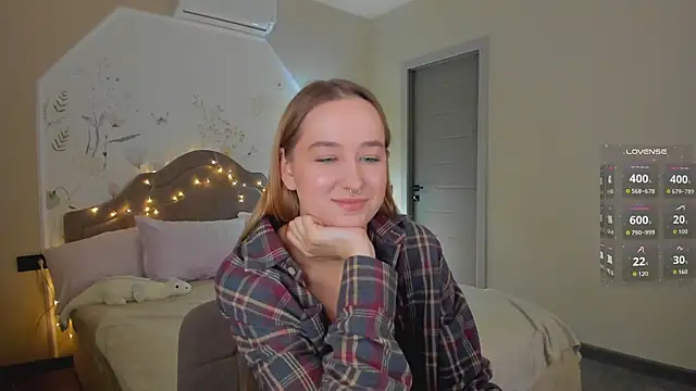 Sweett_Monica - play tits in top