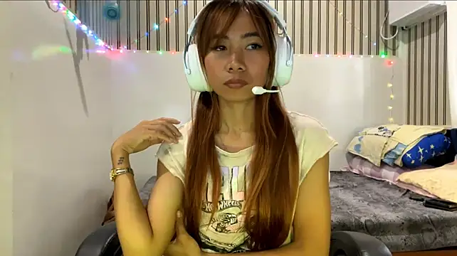 PiaSwida - Lift my top and play with bra