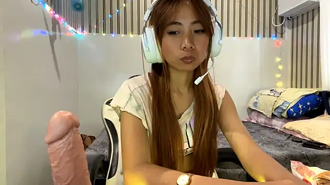 PiaSwida - Lift my top and play with bra