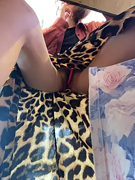 Littleqiu - 户外餐厅偷偷搞刺激，达到目标现场脱内衣漏点特写骚逼