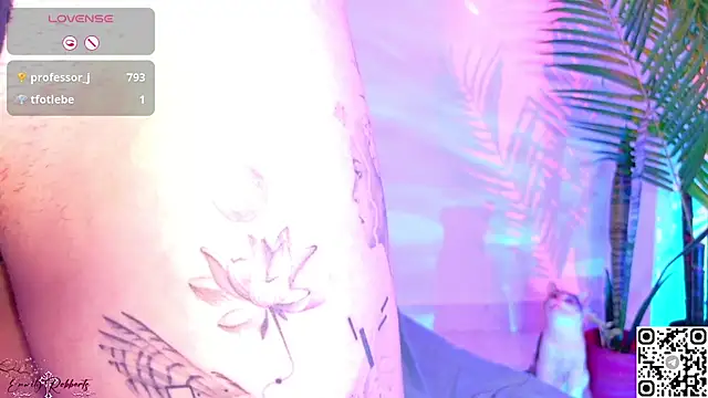 Emmi_Roberts -  Oil massage for my hot ass 🫧