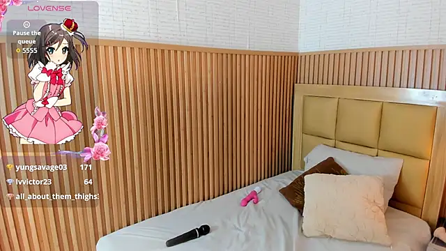 LOLAMAXI - Suck my hard nipples