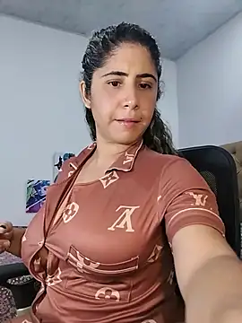 Lilith_30 - undress for 5 minutes