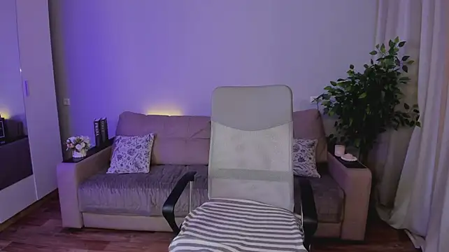 WowwGirl - Lift up top and massage tits