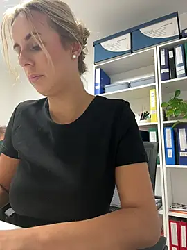 Hii_Lolla - Orgasm at work + LT video <3