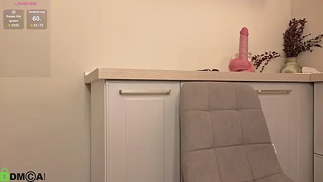 Nikki_Mi1k - put domi on clit