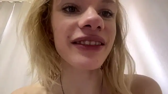 Tutsicuttie - suck 2 fingers deep ><