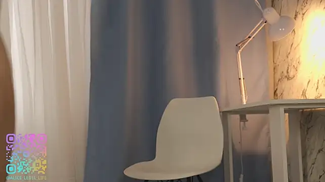 AliceLebel - Stand-up and show body