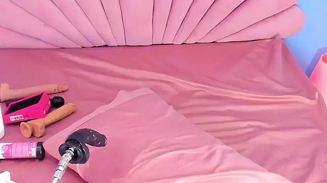 Sharlotthe_bigass - show tits + show ass