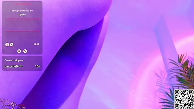 Emmi_Roberts -  Oil massage for my hot ass 🫧