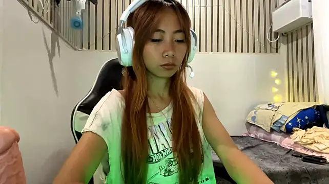 PiaSwida - Lift my top and play with bra