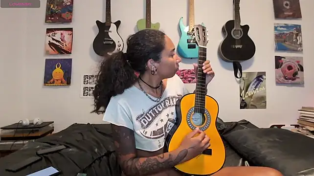 Onlystrings - get naked