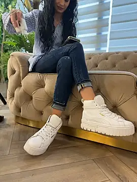 FeetVibe - Slow sole reveal + close-up 👣