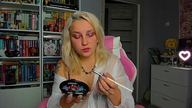 Julia_666 - tickle my hard nipples