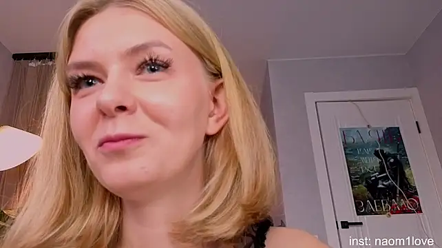 Naomi_Girly - blowjob close to cam