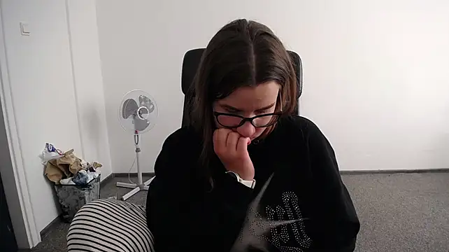 Littleviki7 - top[less for 10 mins