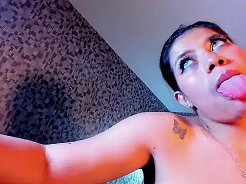 CurvyJulieth - Bounce my boobs without top