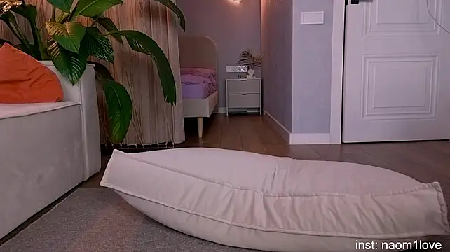 Naomi_Girly - blowjob close to cam