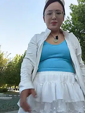 Xiaobei-snow - 公园在陌生人旁边偷偷潮喷
