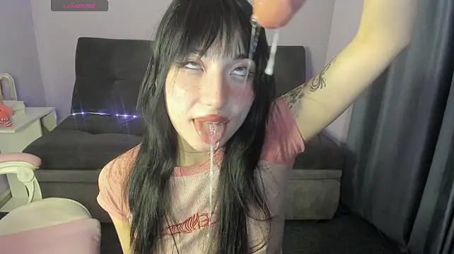 KissMeeMel - show breasts