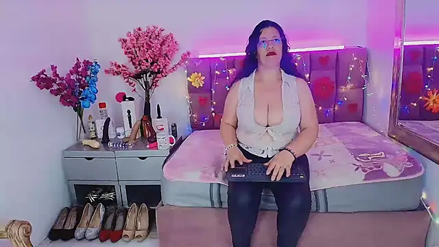 Zaly_mature - Full naked and zoom tits and ass