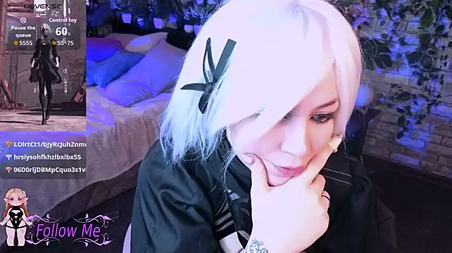 Alex_Howell - hand bra