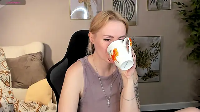 Jooyce_Howward - show tits