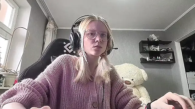 PlumyPrance - Hold a teasing pose