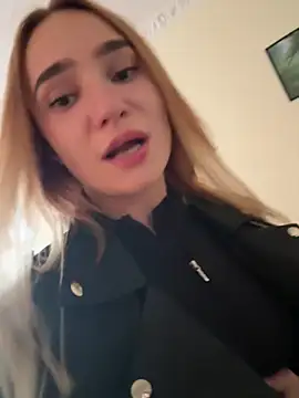 SugarDanger - Show pussy outside