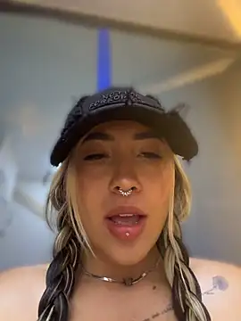 ManuelaVeeleez - Full naked in the bathroom