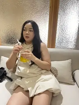 Luna-girl - 坐男人腿上问他有没有反应