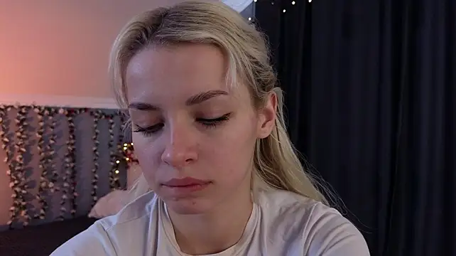 Naomi_Demio - tease with tongue + close to cam