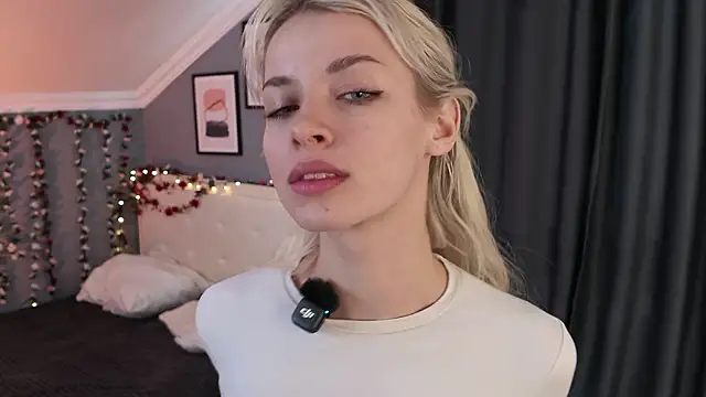 Naomi_Demio - tease with tongue + close to cam