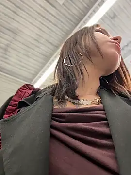 RosieDesire - finger pusy in public till 1st kneesShak