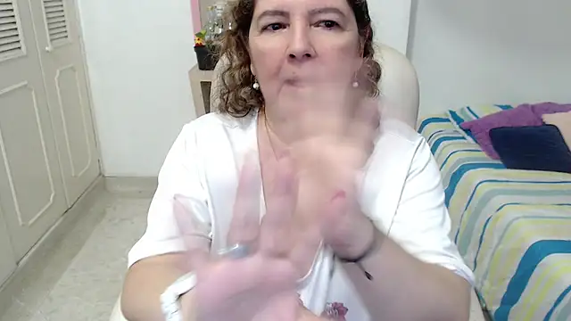 Leonela_69 - mommy is horny come play with me
