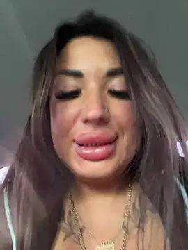 RuslanaXX - Squirt in pablick toilet in mall