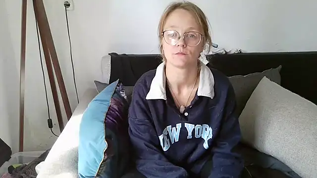 Little-leni - vibrator in pussy in ticket show