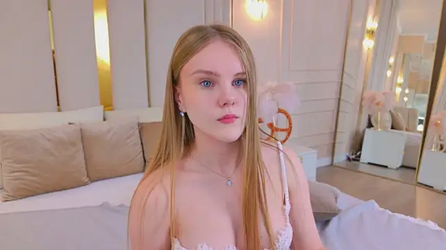 Lili_Lohan - hand bra