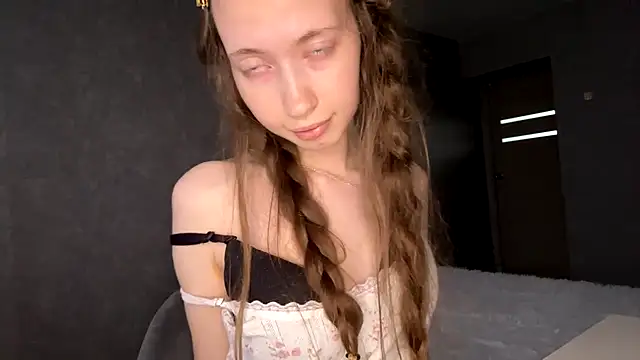 Emily_Mur_ - Show feet