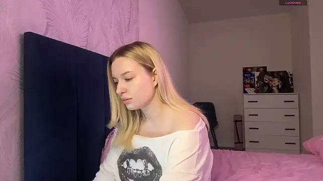 RinaMcphail - I'm hot, I need to lift my T-shirt