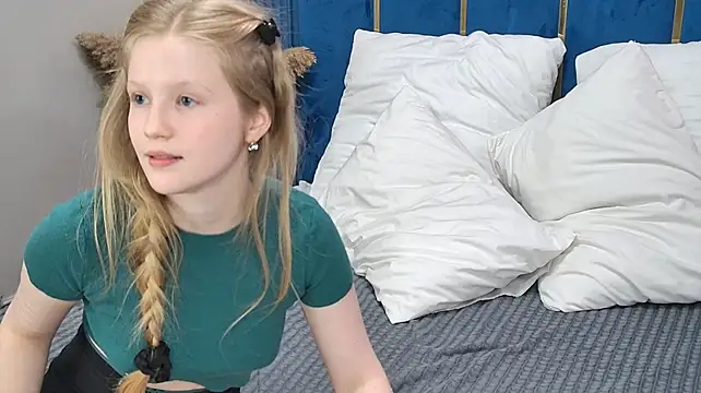 LilianHowards - thumb sucking in doggy 2 min