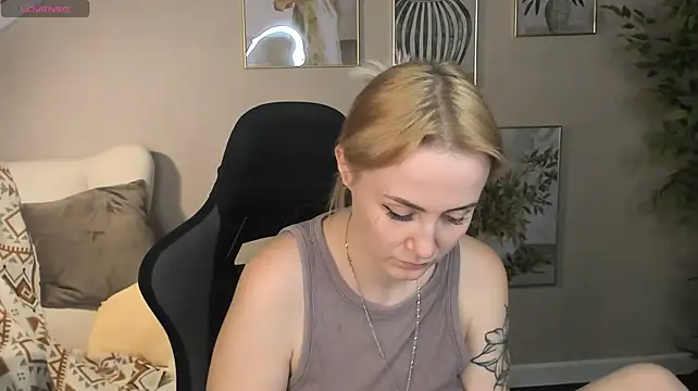 Jooyce_Howward - show tits