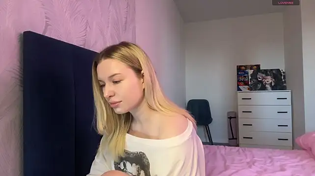 RinaMcphail - I'm hot, I need to lift my T-shirt