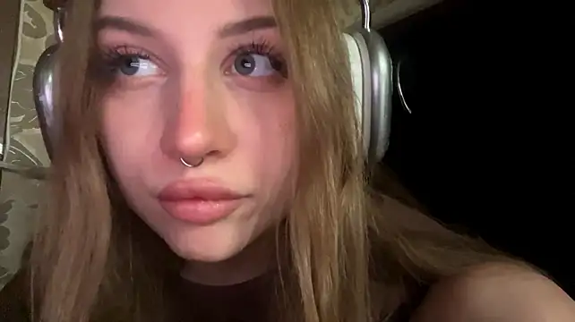 MyrtisBrighter - Show boobies close to cam and squize the