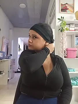 NahomyEvans - Show My tits