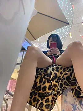 Littleqiu - 户外餐厅偷偷搞刺激，达到目标现场脱内衣漏点特写骚逼