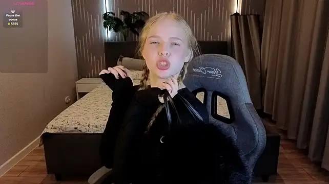 Sweet_Angelll - show cute feet