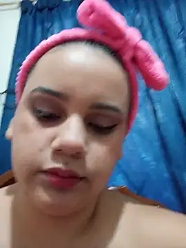 NahomyEvans - Show My tits