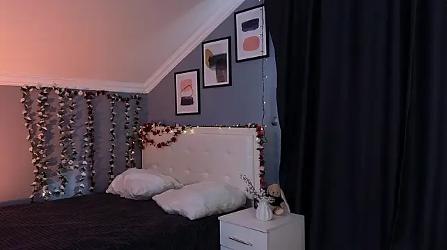 Naomi_Demio - tease with tongue + close to cam